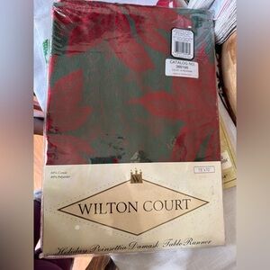 Poinsettia 15x70 table runner Wilton court 🎅🏼🌲🎄